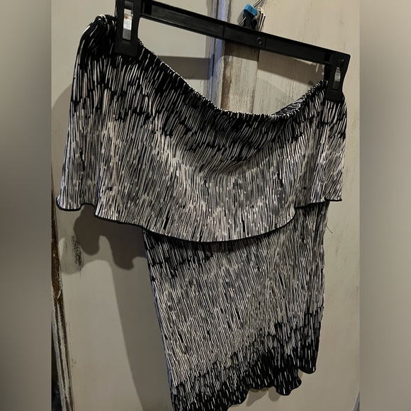 White and black lightweight top - Picture 1 of 2